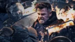 Chris Hemsworth e Idris Elba em cena de ação de Resgate 3, franquia de sucesso da Netflix