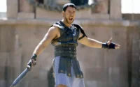 Russell Crowe durante participação em evento promovendo reflexões sobre a franquia Gladiador.