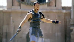 Russell Crowe durante participação em evento promovendo reflexões sobre a franquia Gladiador.