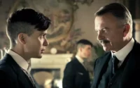 Sam Neill interpreta o inspetor Chester Campbell em Peaky Blinders.