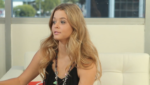 Sasha Pieterse em evento de divulgação do projeto Infernal Affairs, destacando nova produtora e adaptação cinematográfica em desenvolvimento