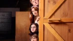 Atores Mckenna Grace, Tanner Hagen, Abby Ryder Fortson e Maxwell Jenkins como a turma de Scooby-Doo