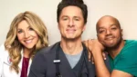 Elenco de Scrubs em cena do revival exibido pela ABC