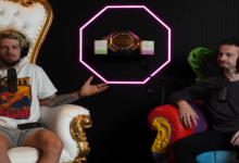 O lutador Sean O'Malley durante pesagem oficial do UFC, exibindo suas tatuagens e cabelo colorido.