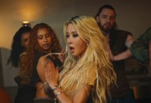 Shiloh Jolie em cena do clipe de Dayoung para a música What's a girl to do