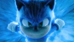 Primeiro plano do personagem Sonic em alta velocidade com efeitos de rastro azul e expressão determinada.