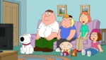 Os membros da família Griffin sentados no sofá da sala assistindo televisão.