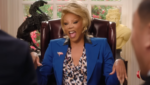 RuPaul como presidente em cena do filme Stop That Train