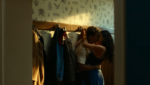 Asha Banks e Matthew Broome em cena romântica do filme Sua Culpa: Londres.