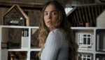 Atriz Sydney Sweeney em cena de produção de suspense