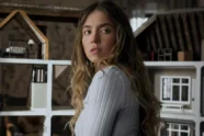 Atriz Sydney Sweeney em cena de produção de suspense