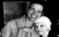 Tadeu Schmidt anuncia a morte da mãe, Janira Schmidt, e presta homenagem nas redes sociais.