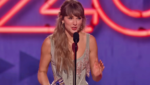 Taylor Swift em uma apresentação ao vivo celebrando suas indicações ao American Music Awards 2026.