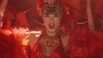 Taylor Swift em apresentação relacionada ao álbum The Life of a Showgirl