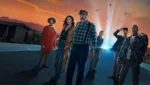 Alfred Molina em cena de The Boroughs dentro de comunidade isolada para idosos.