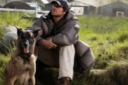 Os atores Jacob Elordi e Josh Brolin em cena do filme The Dog Stars em um ambiente pós-apocalíptico.