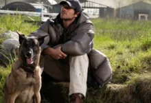Os atores Jacob Elordi e Josh Brolin em cena do filme The Dog Stars em um ambiente pós-apocalíptico.