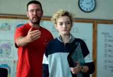 O diretor Zach Cregger em um set de filmagem preparando sua nova produção de ficção científica.