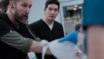Cena da série The Pitt com Noah Wyle em hospital