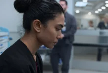 Supriya Ganesh interpreta a Dra. Samira Mohan em 'The Pitt'.