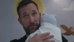 O ator Noah Wyle em cena dramática no hospital durante o final de temporada de The Pitt