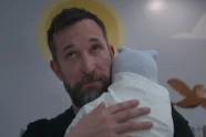 O ator Noah Wyle em cena dramática no hospital durante o final de temporada de The Pitt