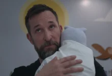 O ator Noah Wyle em cena dramática no hospital durante o final de temporada de The Pitt