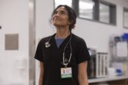 A atriz Supriya Ganesh caracterizada como a Dra. Mohan em um cenário de hospital