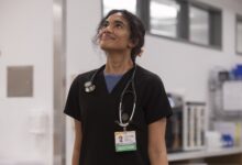 A atriz Supriya Ganesh caracterizada como a Dra. Mohan em um cenário de hospital