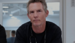 Shawn Hatosy como Dr. Abbott em cena de The Pitt durante episódio da série