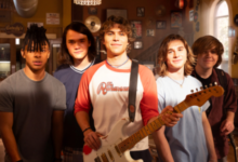 Elenco de The Runarounds em cena da série musical cancelada pelo Prime Video