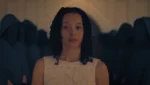 Chase Infiniti interpreta Agnes no trailer da série The Testaments, spin-off de The Handmaid’s Tale produzido pelo Hulu.