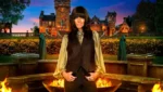 Apresentadora Claudia Winkleman em cena do reality show The Traitors da rede britânica BBC.
