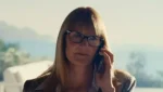 Laura Dern em cena de The White Lotus durante nova temporada ambientada na França