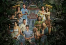 ogotipo da série The White Lotus sobreposto a uma imagem da Riviera Francesa durante o Festival de Cannes.