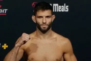 Lutador Thiago Moisés durante combate contra Gauge Young no card principal do UFC Winnipeg.