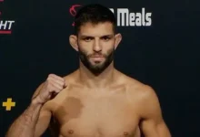 Lutador Thiago Moisés durante combate contra Gauge Young no card principal do UFC Winnipeg.