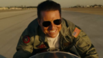 Tom Cruise em aeronave durante preparação para Top Gun com pilotos da Marinha dos EUA.