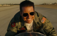 Tom Cruise em aeronave durante preparação para Top Gun com pilotos da Marinha dos EUA.