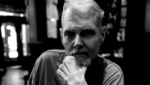 Tom Kane em registro profissional como dublador de personagens de Star Wars e As Meninas Superpoderosas.