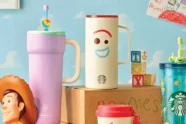Imagem promocional da franquia Toy Story com produtos da colaboração Starbucks Coreia do Sul