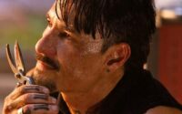 Três Horas Para Viver destaca Alan Ritchson e Rodrigo Santoro em cena do novo filme de ação.
