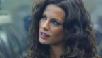 Kate Beckinsale em anúncio de “Twilight of the Dead”, filme da saga de zumbis de George A. Romero.
