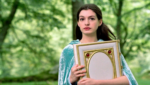 Anne Hathaway como Ella no filme Uma Garota Encantada, que será adaptado em série pelo Disney+.