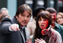 As atrizes Anne Hathaway e Dakota Johnson em uma cena de suspense do filme Verity.