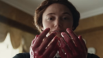 Maika Monroe em cena de Victorian Psycho como governanta na mansão Ensor House.
