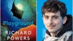 Montagem dividida ao meio apresentando, à esquerda, a capa do livro Playground de Richard Powers, com uma ilustração submarina de uma arraia e corais, e à direita, um retrato do ator Timothée Chalamet sorrindo levemente, usando um casaco preto e um lenço estampado.