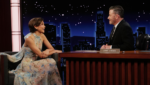 Zendaya sorri durante entrevista no programa Jimmy Kimmel Live vestindo um traje elegante.